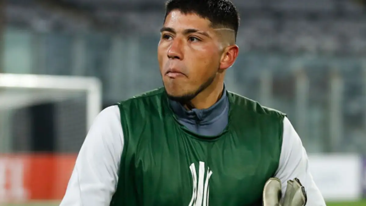 Brayan Cortés caminando hacia la banca de suplentes de Colo Colo