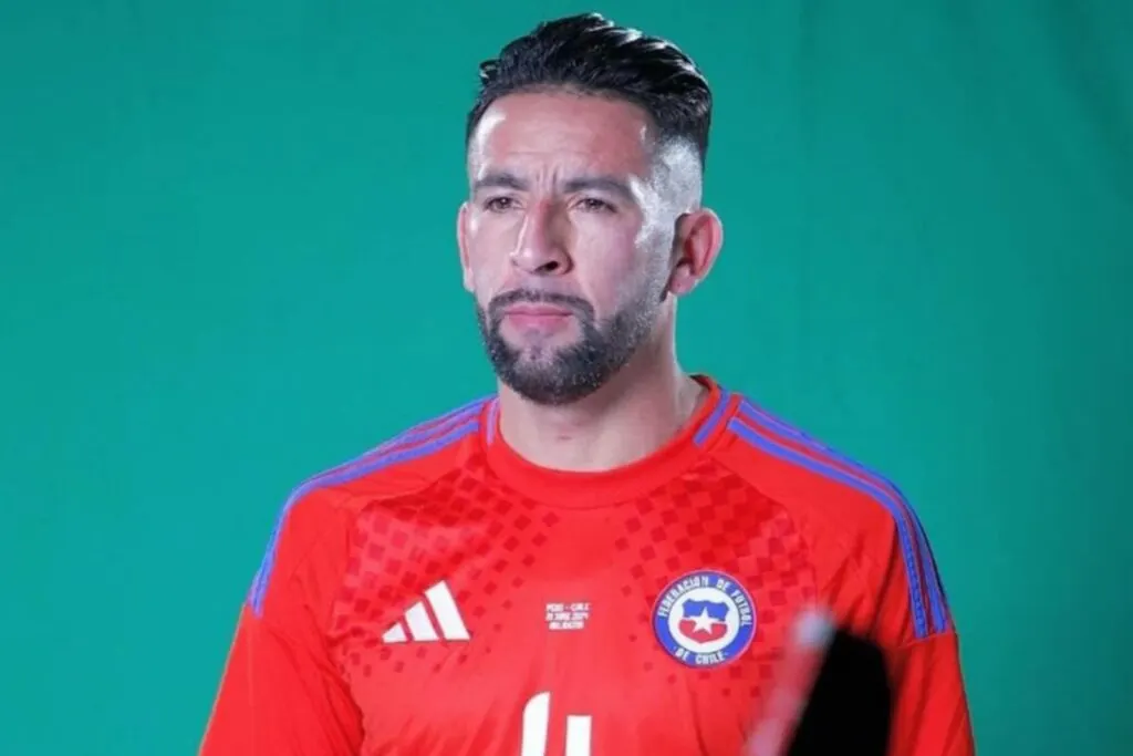 Mauricio Isla con la camiseta de la Selección Chilena.