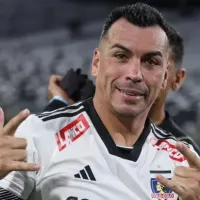 Sacó aplausos: El notable gesto de Esteban Paredes con hinchas de Colo-Colo en el Estadio Monumental