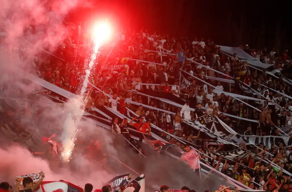 Hinchas de Colo-Colo encendieron bengalas y fuegos artificiales en el Estadio Malvinas Argentinas.