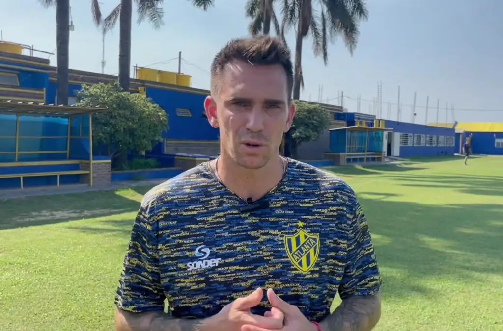 Pablo Mouche en su presentación con Club Atlético Atlanta.