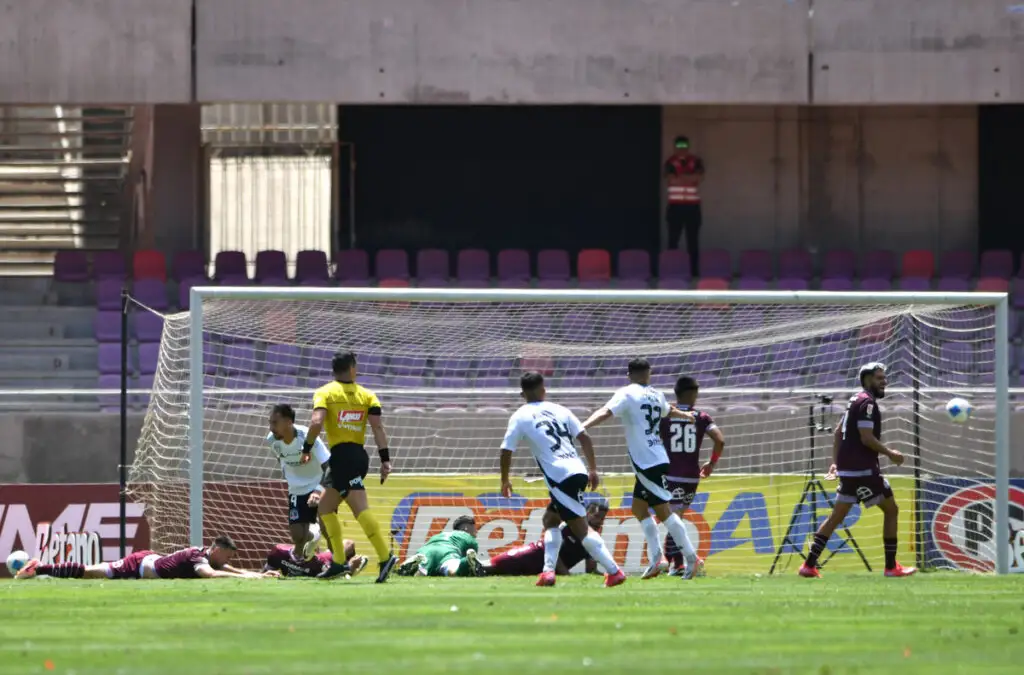 En Colo-Colo criticaron duramente el estado de la cancha del Estadio La Portada.