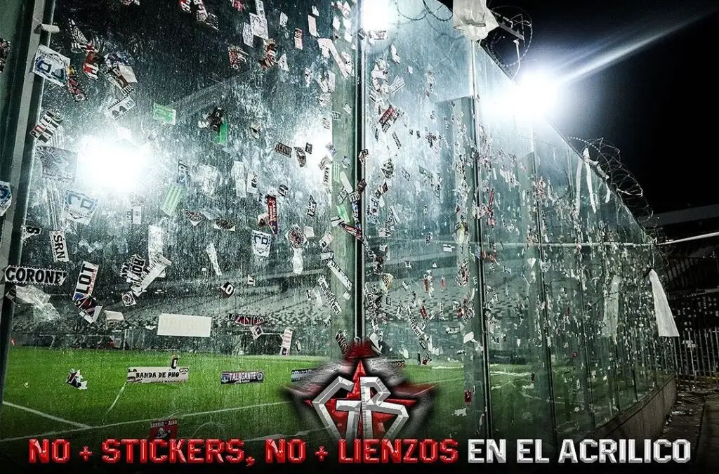 Imagen de la Garra Blanca pidiendo no pegar más stickers en el Estadio Monumental.