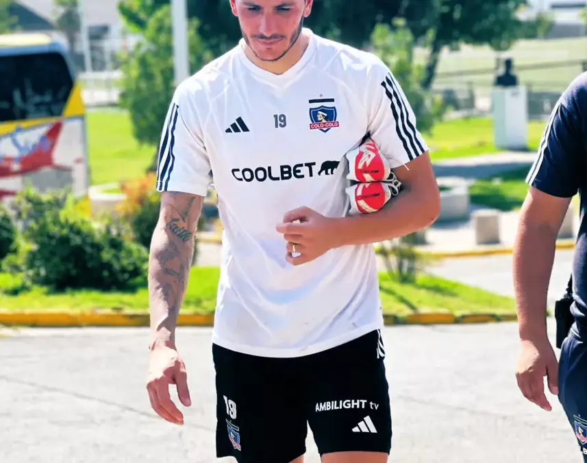 Gonzalo Castellani caminando con la indumentaria de Colo-Colo.