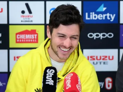 «Welcome back, Kiwi Messi»: Marco Rojas recordó su paso por Colo-Colo en la presentación con su nuevo club