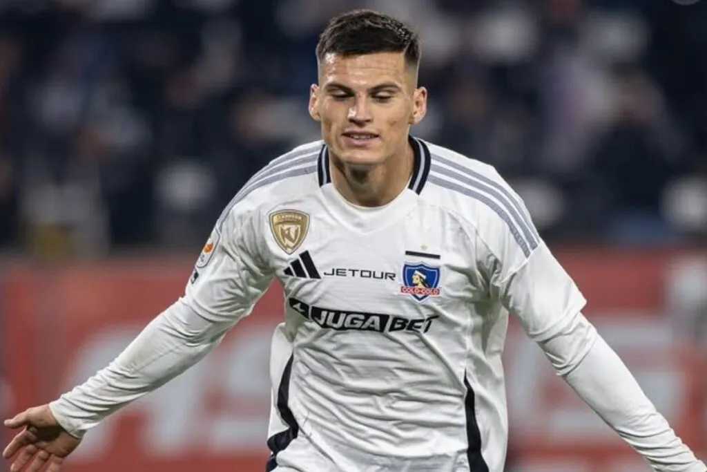 Lucas Cepeda celebrando un gol con la camiseta de Colo-Colo.