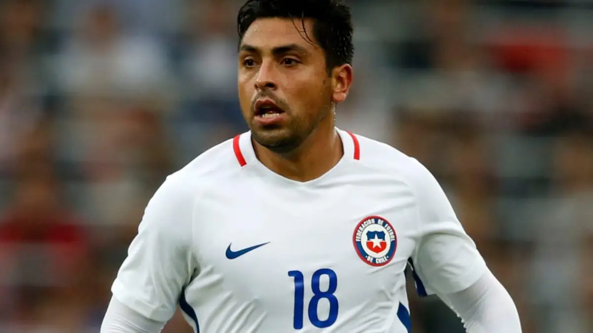 Gonzalo Jara con la camiseta blanca de la Selección Chilena.