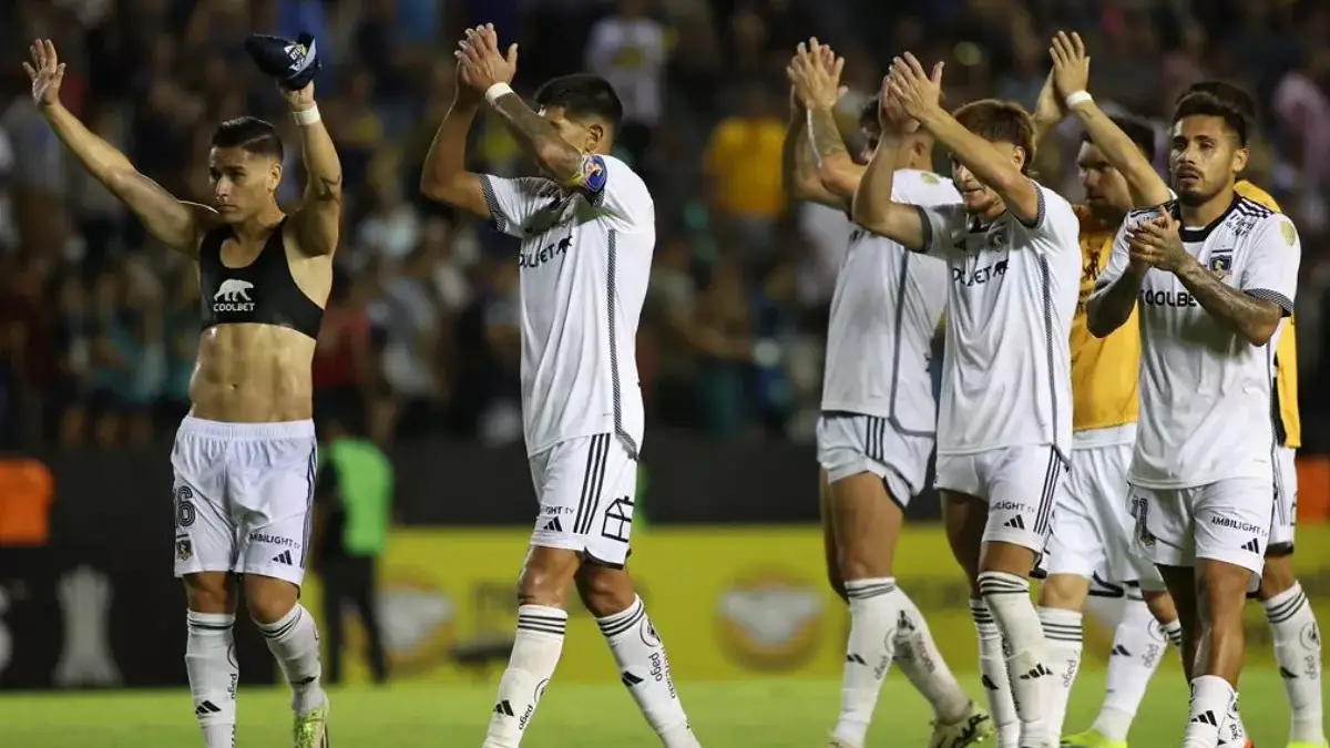 Futbolistas de Colo-Colo con los brazos levantados