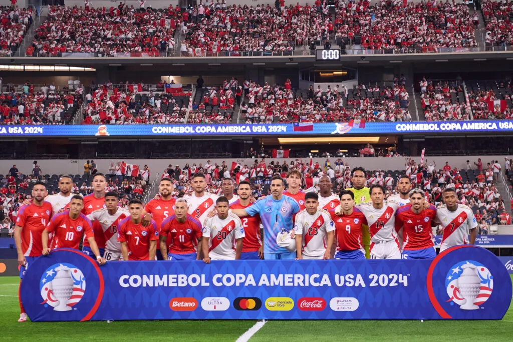 El equipo de Chile y Peru son fotografiados durante el partido de Copa America por el grupo A
