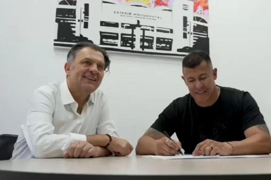 Francisco Eguiluz cuestiona a Blanco y Negro por la continuidad de Jorge Almirón