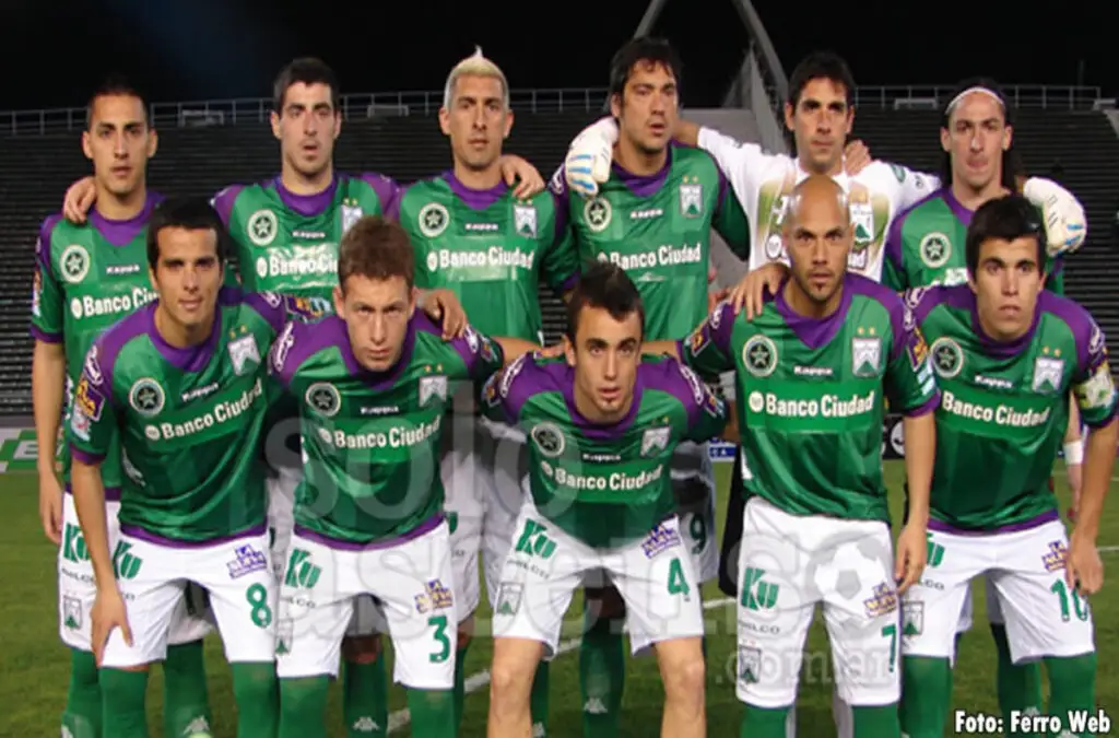 Javier Correa (arriba, primero de izquierda a derecha) fue compañero de César Carranza (abajo, cuarto de izquierda a derecha) en Ferro Carril Oeste en 2013.