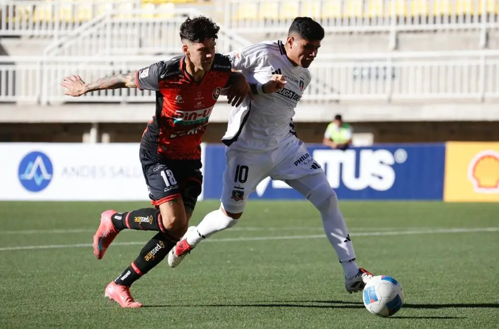 El mediocampista todavía no logra dejar contento al hincha albo. Foto: Raul Zamora/Aton Chile.