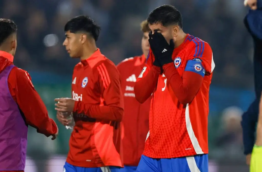 La derrota ante Argentina generó un sinfín de críticas hacia los jugadores de La Roja, siendo Arturo Vidal uno de los más apuntados.