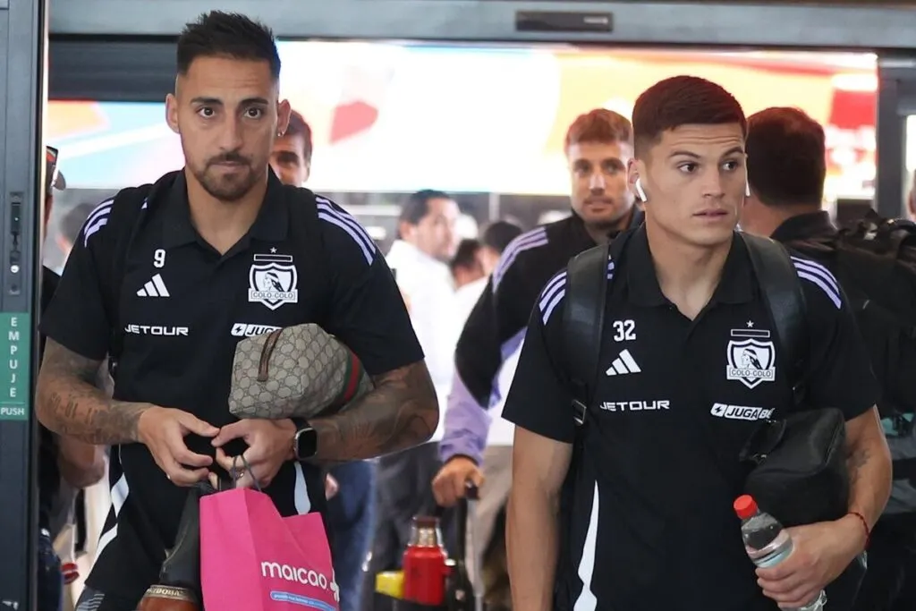 Javier Correa y Lucas Cepeda en el aeropuerto antes de la pretemporada de Colo-Colo.