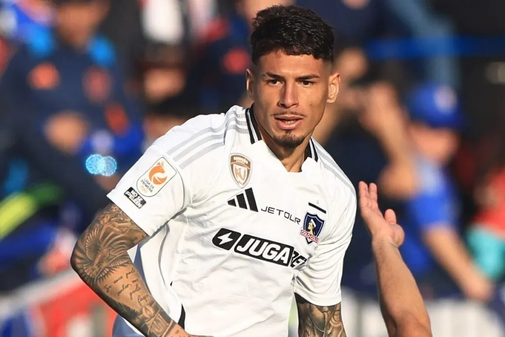 Alan Saldivia con la camiseta de Colo-Colo en el Superclásico.