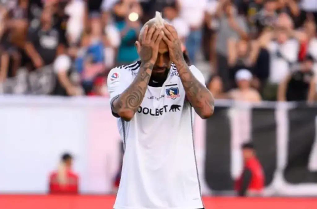 Arturo Vidal fue el blanco de las burlas de los hinchas de la U tras la derrota de Colo-Colo en el Superclásico.