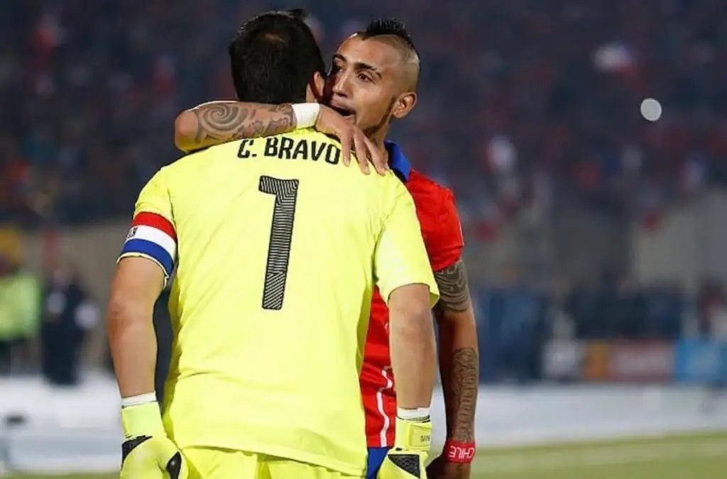 Rodolfo Moya cargó contra Claudio Bravo y recordó polémica con Arturo Vidal en La Roja.