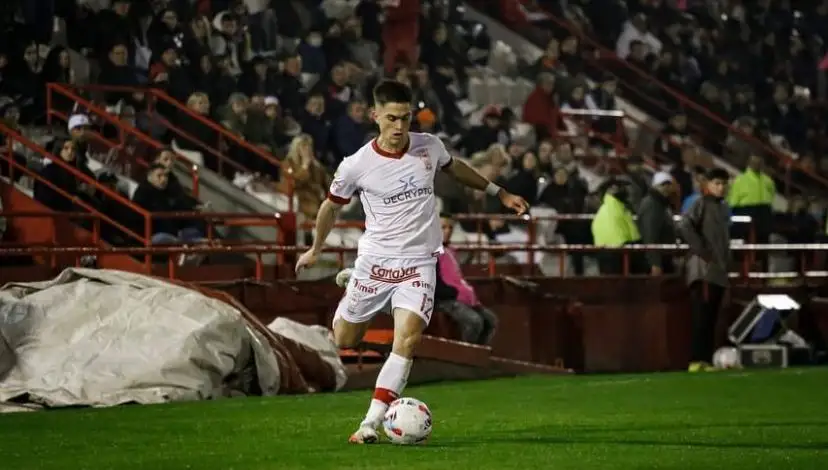 Guillermo Soto defendiendo la camiseta de Huracán en el fútbol argentino