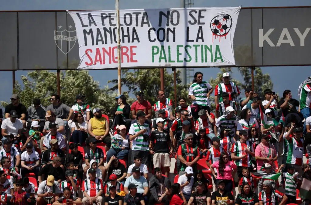 Lienzo de la hinchada de Palestino.