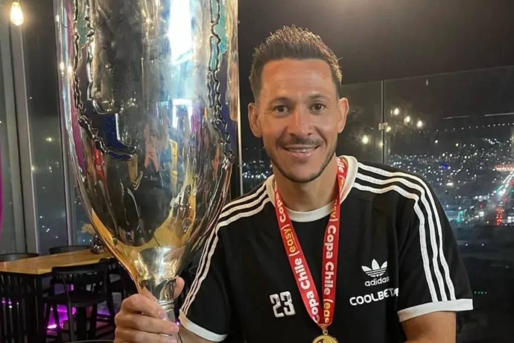 Primer plano a Ramiro González sonriendo con el trofeo de Copa Chile 2023.