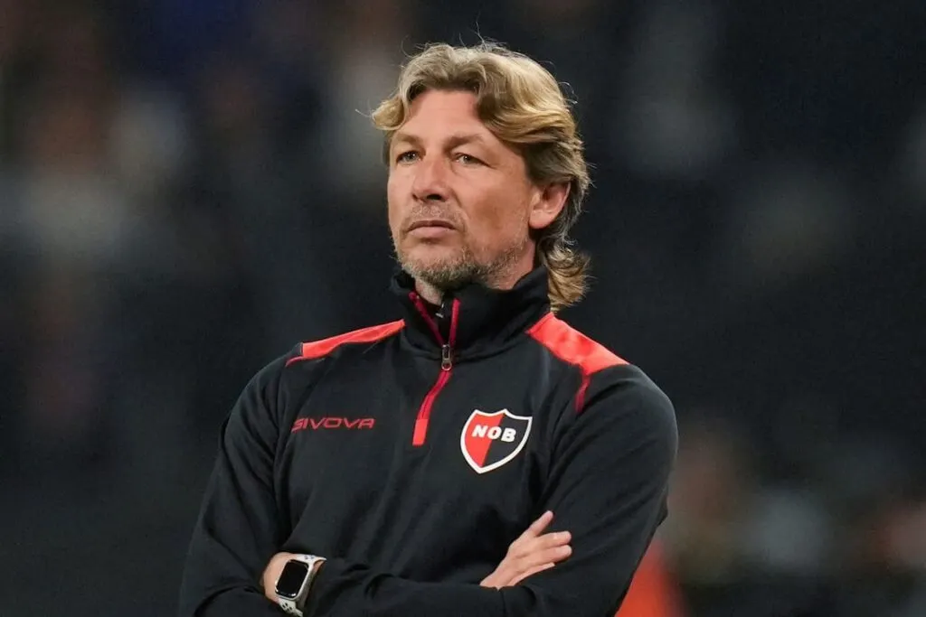 Primer plano a Gabriel Heinze con los brazos cruzados con indumentaria de Newell´s Old Boys.