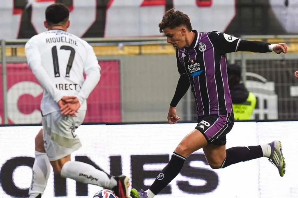 Cristián Riquelme marcando a Iván Alejo durante el amistoso de Colo-Colo vs Real Valladolid.