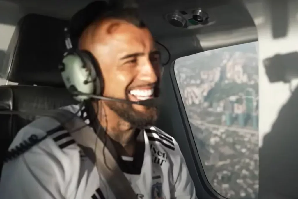 Arturo Vidal sonriendo y viajando en helicóptero