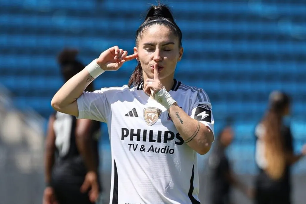 Javiera Grez celebra su gol con Colo-Colo por la Liga Femenina.