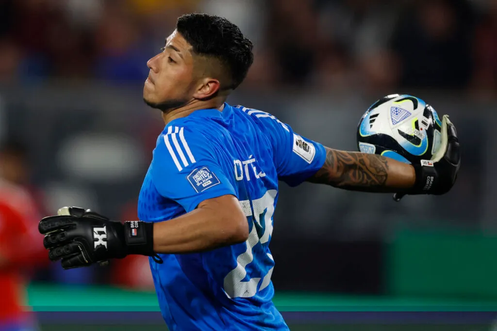 Brayan Cortés se acomoda para lanzar un balón mientras defiende la camiseta de la Selección Chilena este 2023.