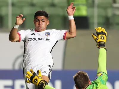 VIDEO| Así fue el relato de la TV brasileña al golazo de Jordhy Thompson en partido de Colo-Colo en Copa Sudamericana