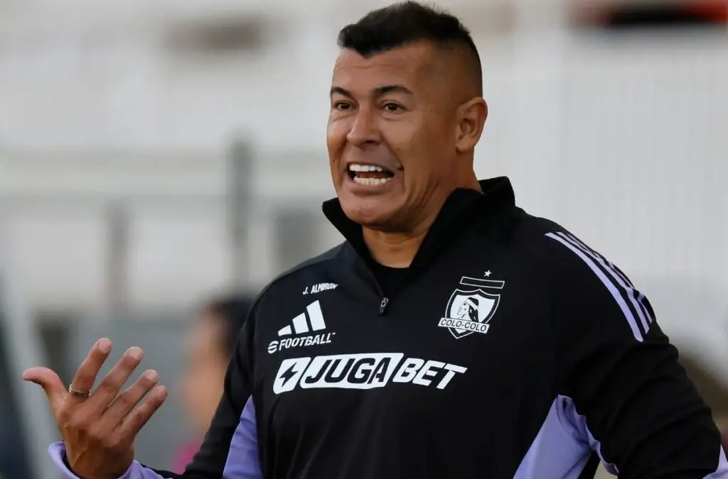 Tras semanas de incertidumbre, Jorge Almirón fue ratificado como DT de Colo-Colo.