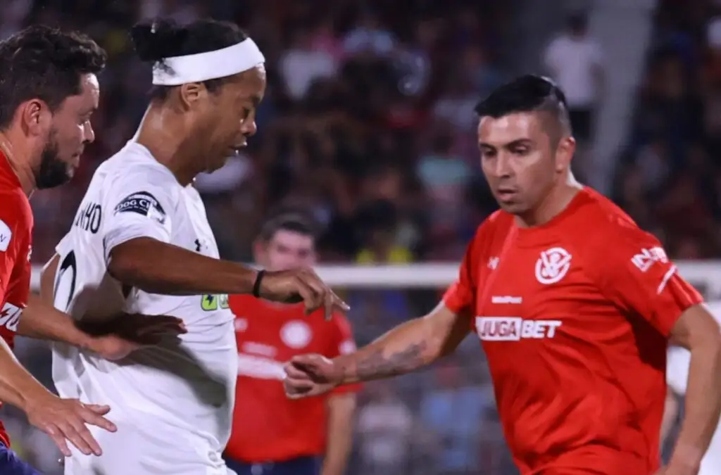 Ronaldinho y Gonzalo Fierro en un partido de exhibición en el Estadio Nacional.