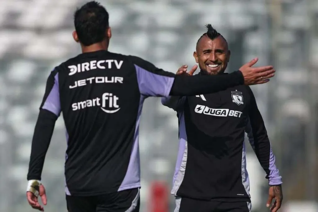 Javier Correa y Arturo Vidal chocando las manos durante el amistoso entre Colo-Colo y Deportes Santa Cruz.