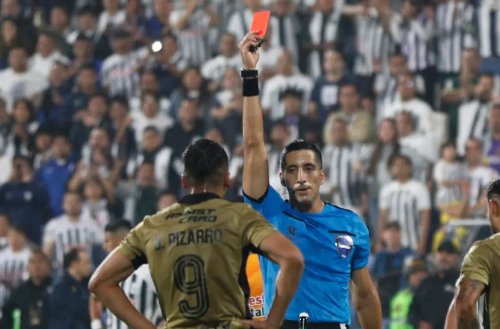 Damián Pizarro fue expulsado y no estará ante Cerro Porteño.