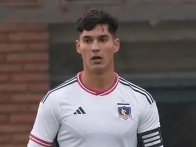 Era capitán en la Proyección, no fue considerado en Colo-Colo y debutó profesionalmente con otro club