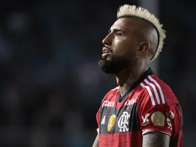 VIDEO: Arturo Vidal vivió momento de tensión junto a sus compañeros tras ser encarado por hinchas del Flamengo