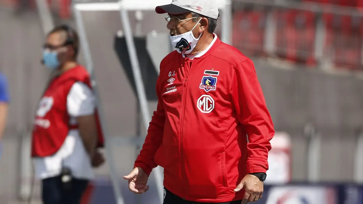 Futbol, Universidad de Chile vs Colo Colo. Novena fecha, campeonato Nacional 2020. El entrenador de Colo Colo Gualberto Jara, dirige a sus jugadores durante el partido de primera division contra Universidad de Chile en el estadio Nacional en Santiago, Chile. 06/09/2020 Marcelo Hernandez/Photosport Football, Universidad de Chile vs Colo Colo. 9th date, 2020 National Championship. Colo Colo’s head coach Gualberto Jara, gives intructions to his players during the first division match held at Nacional stadium in Santiago, Chile. 06/09/2020 Marcelo Hernandez/Photosport