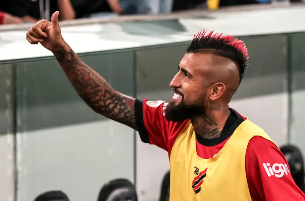 El plantel de Colo-Colo anhela por el arribo de Arturo Vidal.