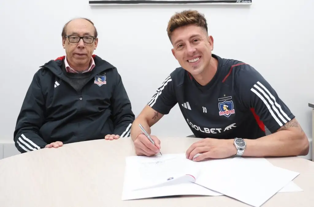 Pablo Parra firmó su contrato con Colo-Colo.