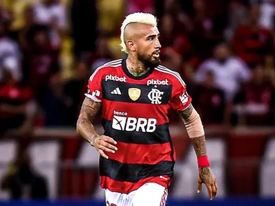 Hinchas de Flamengo barren con Arturo Vidal tras recibir saludo de cumpleaños del club: «Te pago el Uber al aeropuerto»