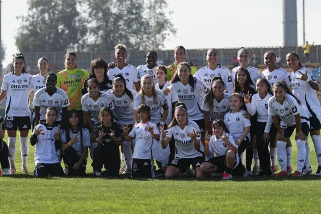 Jugadoras de Colo-Colo Femenino celebrando un triunfo.
