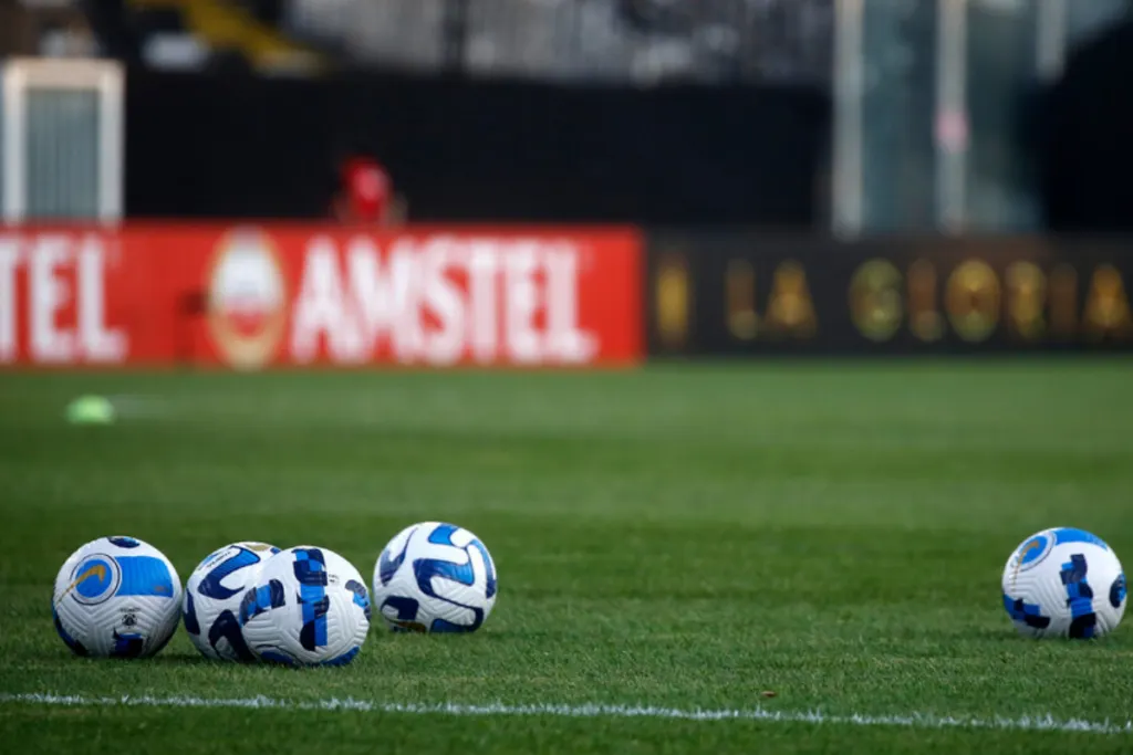 Balones de fútbol profesional sobre la cancha del Estadio Monumental.