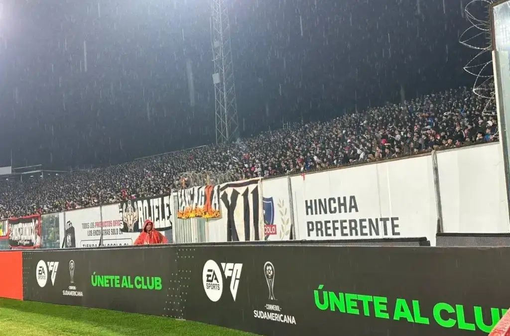 Los espacios publicitarios sin tapar en el Estadio Monumental.