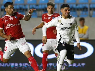 «Tiene cositas»: Hinchas de Colo-Colo ironizan con nivel de ex jugador albo en Deportes Iquique