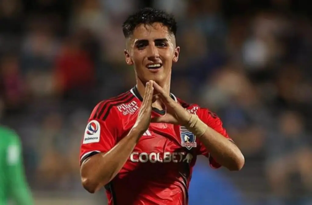 Diego Plaza celebrando un gol en la pretemporada de Colo-Colo.