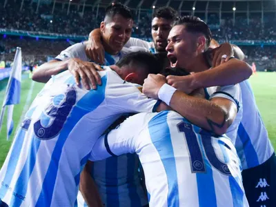 ¿Y si vuelve a Colo Colo? Hinchas de Racing destrozan la actuación de Óscar Opazo: «Es un espanto»