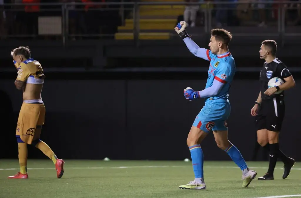 Franco Torgnascioli le tapó el penal a Lucas Soto.