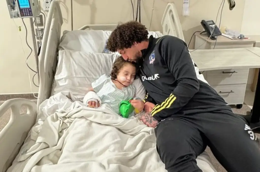 Maximiliano Falcón junto a Domingo Falcón en el hospital.