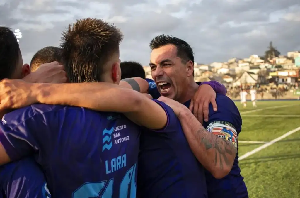 Foto: Juangodoyphotos. Esteban Paredes celebrando con sus compañeros.