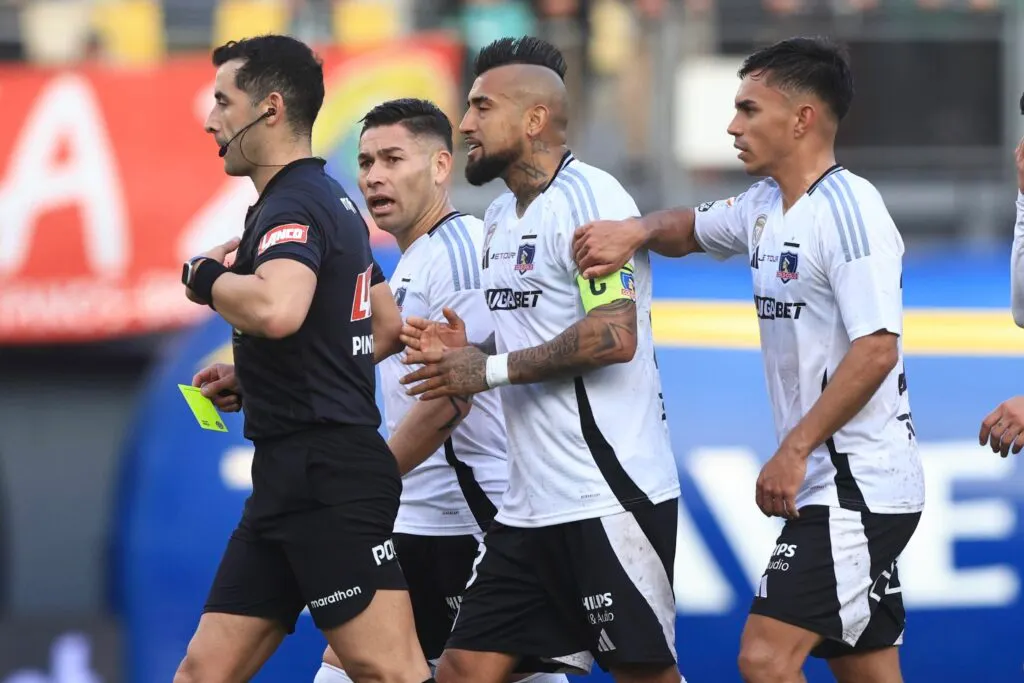 Jugadores de Colo-Colo reclamando al árbitro.